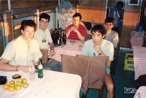 Com amigos holandeses, enchendo a cara no vagão-restaurante do trem que nos levava de Bauru, interior de São Paulo, para Corumbá, na fronteira com a Bolívia (viagem de Julho de 1990)